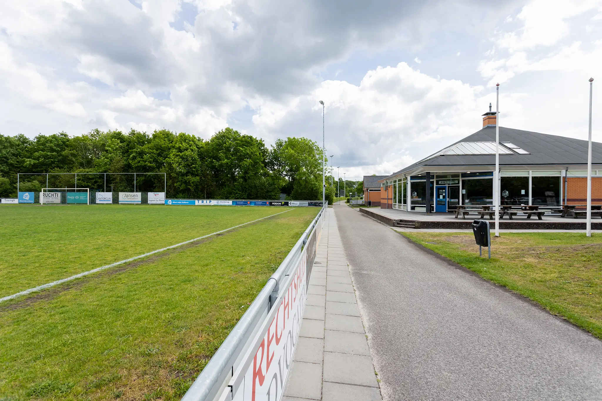 BSO Buitenspel kantine en voetbalveld Het voetbalveld en de kantine bij BSO Buitenspel en FC Zuidlaren