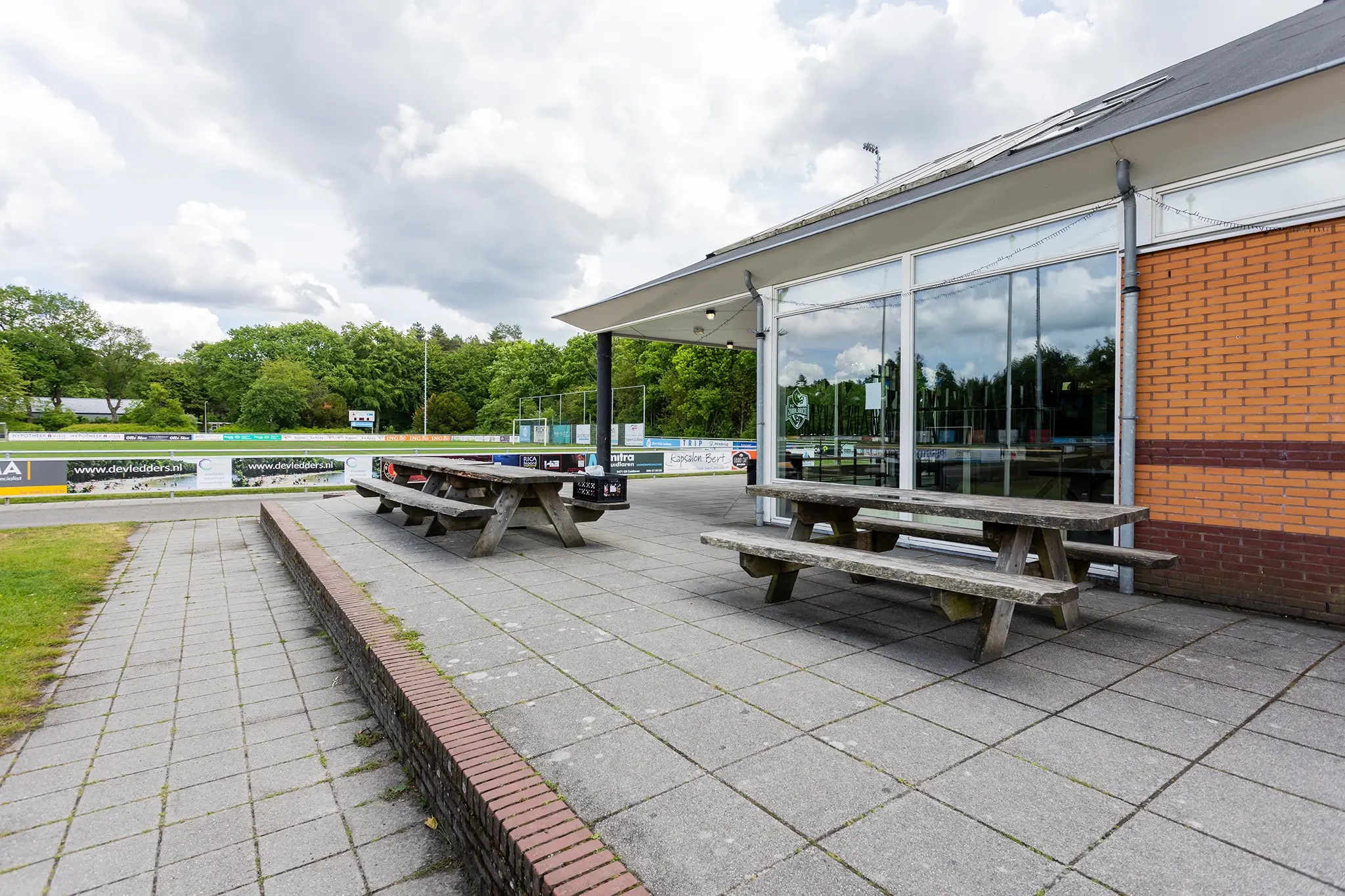BSO Buitenspel picknicktafels en voetbalveld Picknicktafels bij de kantine bij BSO Buitenspel en FC Zuidlaren