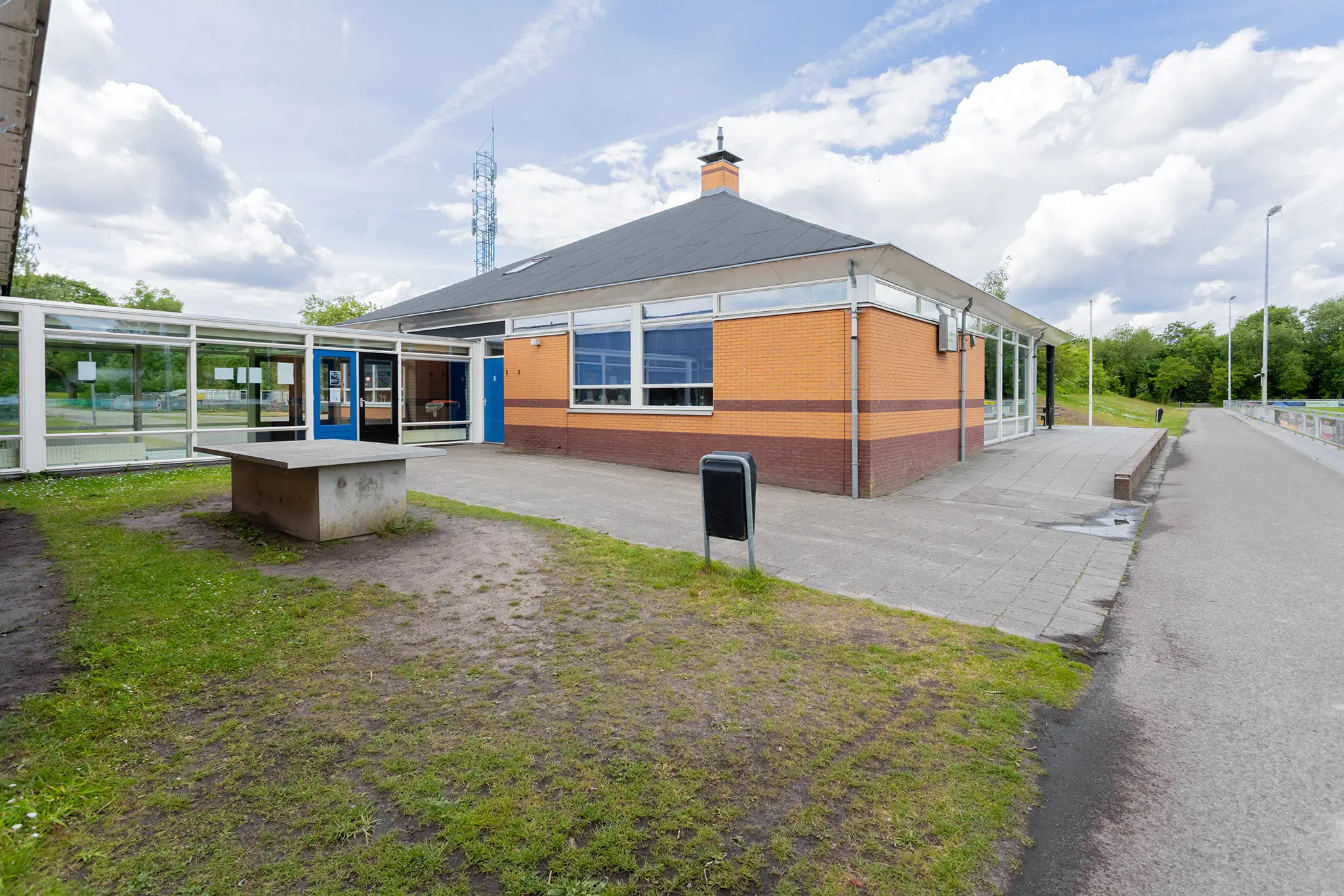 BSO Buitenspel tafelen Achterkant van kantine van FC Zuidlaren bij BSO Buitenspel