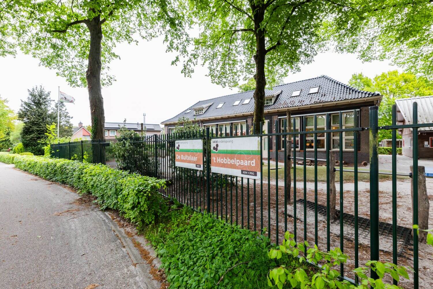 Buitelaar Hobbelpaard Peuterschoeltje pand (1)