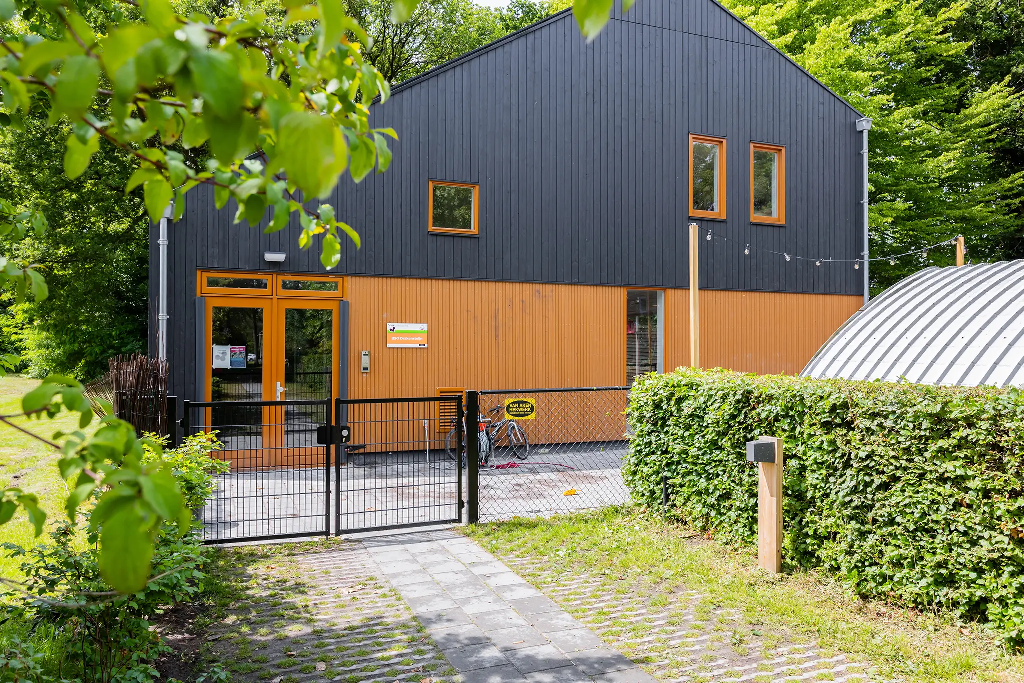 Drakensteijn ingang Ingang van kinderdagverblijf Liedekeijn en de peutergroep met een houten trein