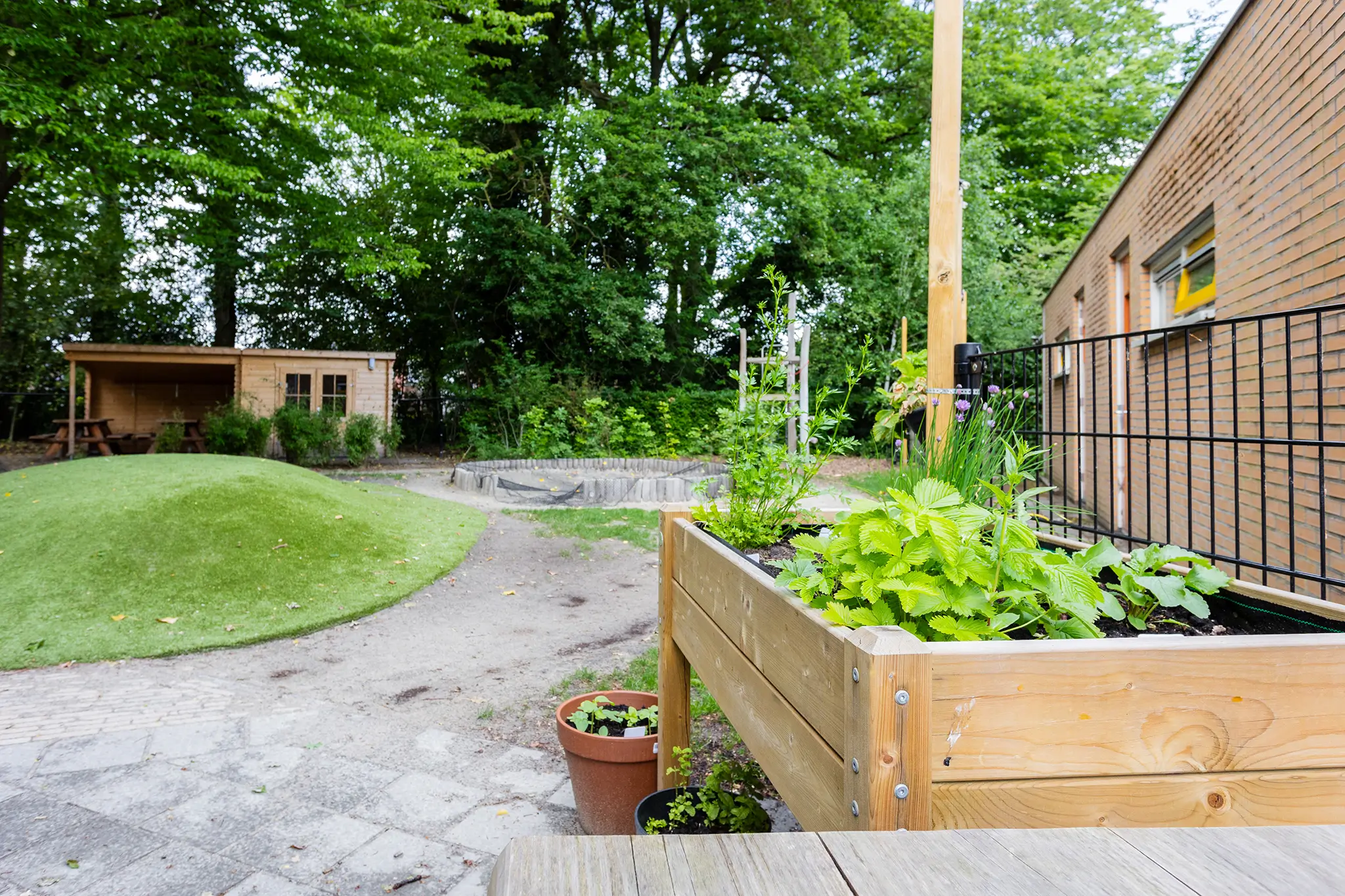 Drakensteijn moestuin Moestuin, glijbaan en zandbak bij BSO Drakensteijn