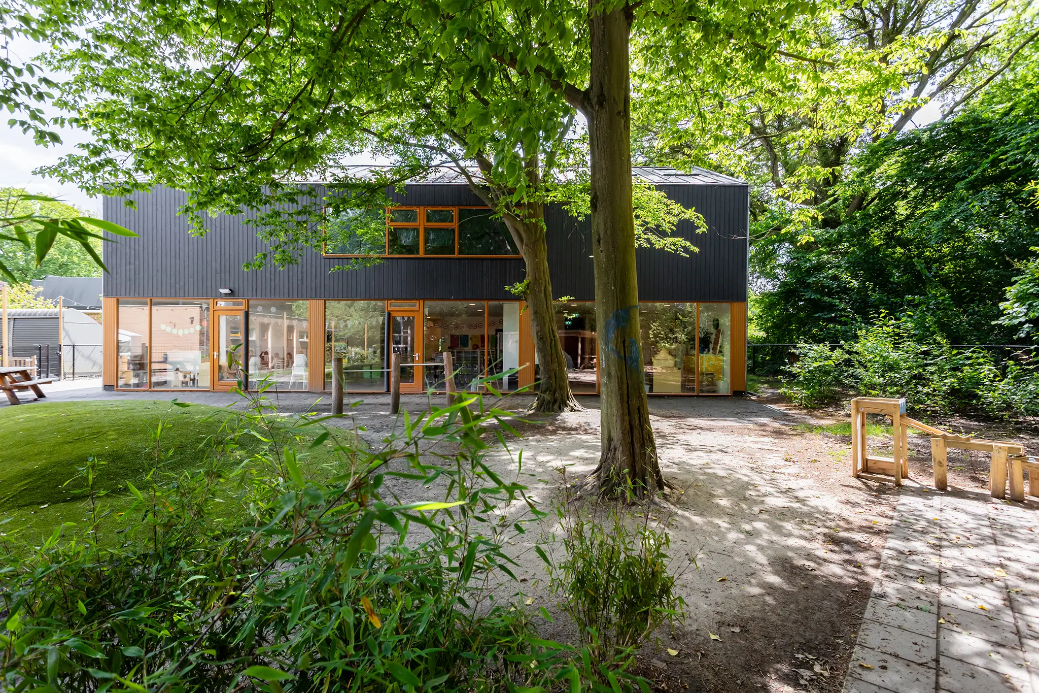 Drakensteijn overzicht gebouw en tuin Gebouw van BSO Drakensteijn, ontworpen voor buitenschoolse opvang