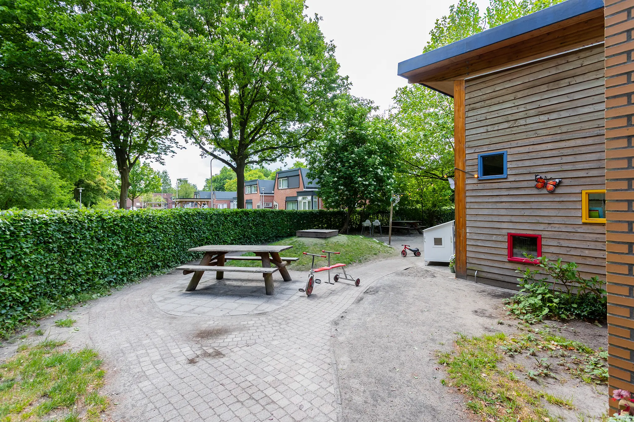 Liedekeijn picknicktafel Liedekeijn buitenruimte met picknicktafel en fietsje