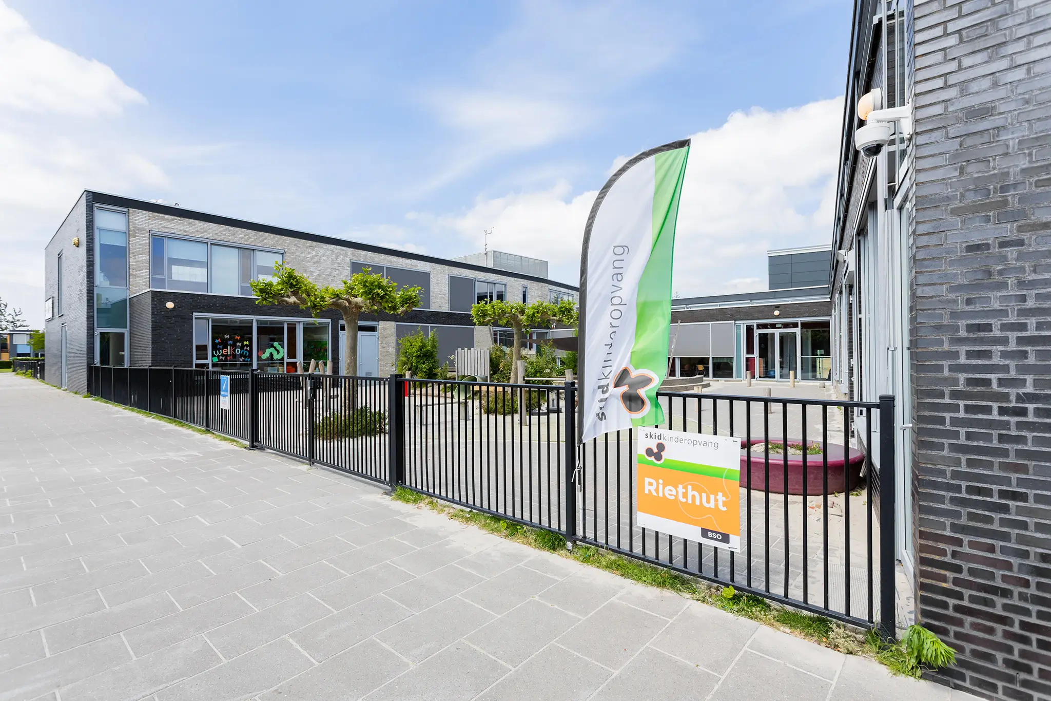 Riethut ingang Voorkant van het gebouw van KDV Woelwaters I in het MFC Borchkwartier