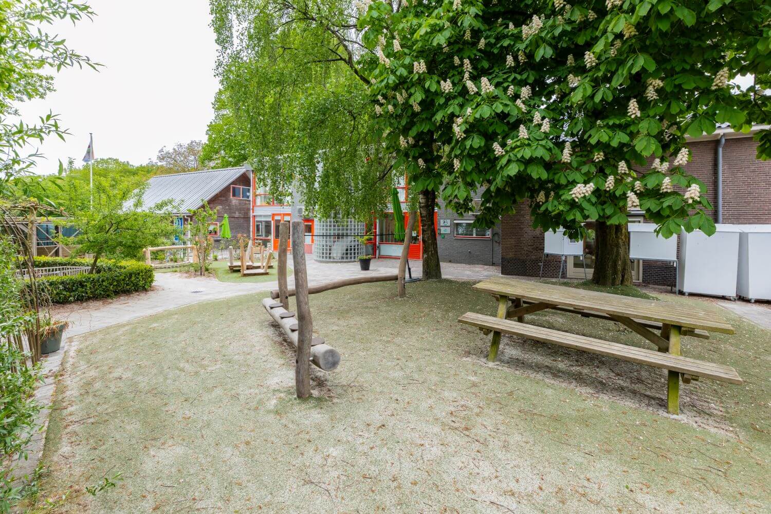 Tuin zuidlaren peuterschoeltje en hobbelpaard (1)