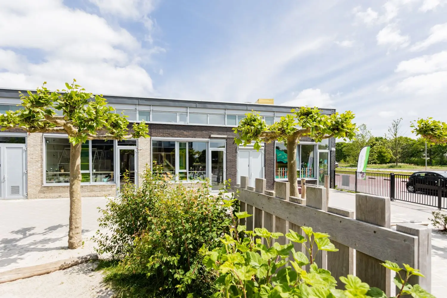 Woelmuizen plein Houten bankje bij KDV Woelwaters I in het MFC Borchkwartier