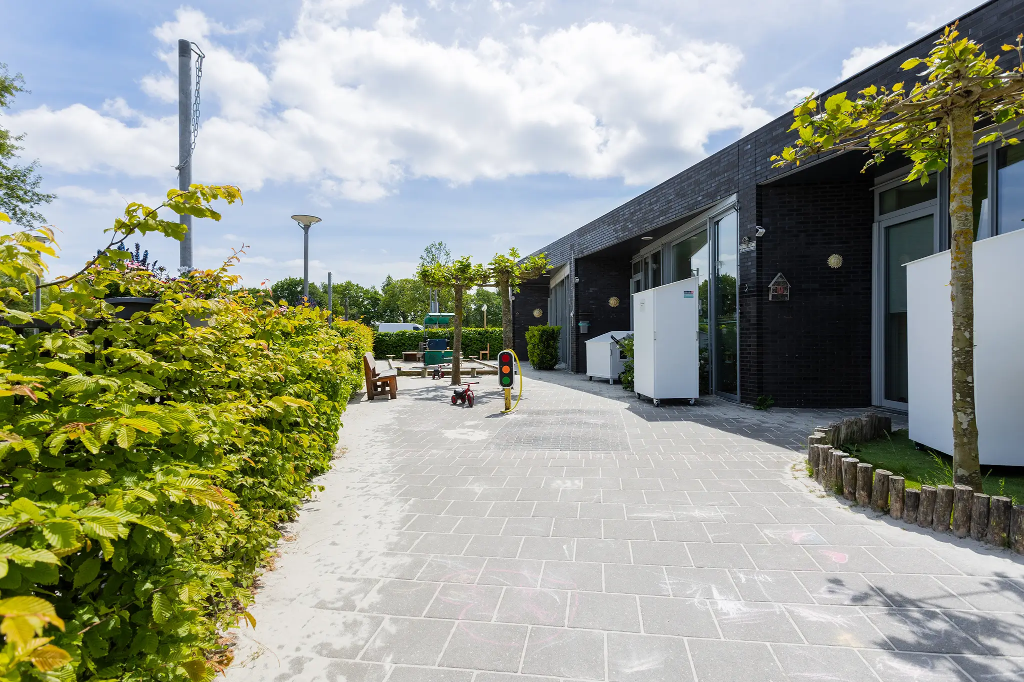 Woelwaters buiten zijaanzijcht Zijaanzicht van de buitenruimte van KDV Woelwaters I