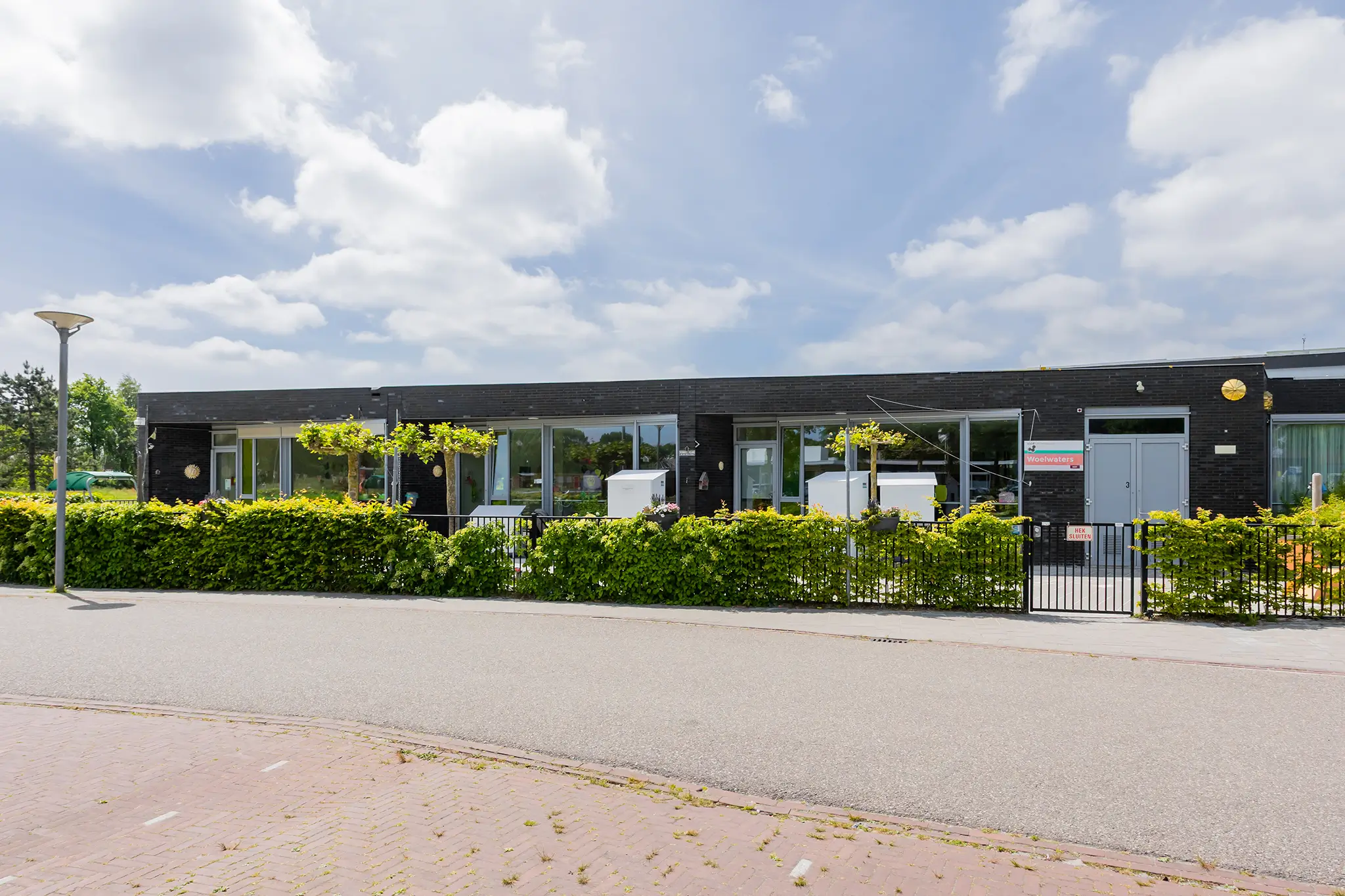 Woelwaters gebouw Voorkant van het gebouw van KDV Woelwaters I in het MFC Borchkwartier