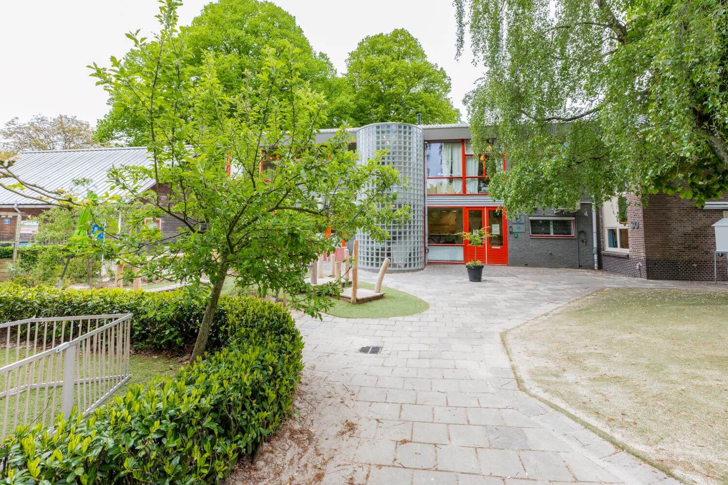 Zuidlaren Hobbelpaard Peuterschoeltje tuin (1)